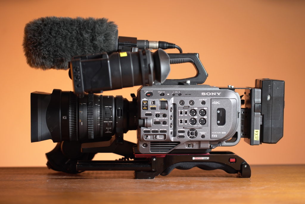 Sony FX9 de Oneway en configuration épaule avec l'objectif 28-135 (zoom motorisé)